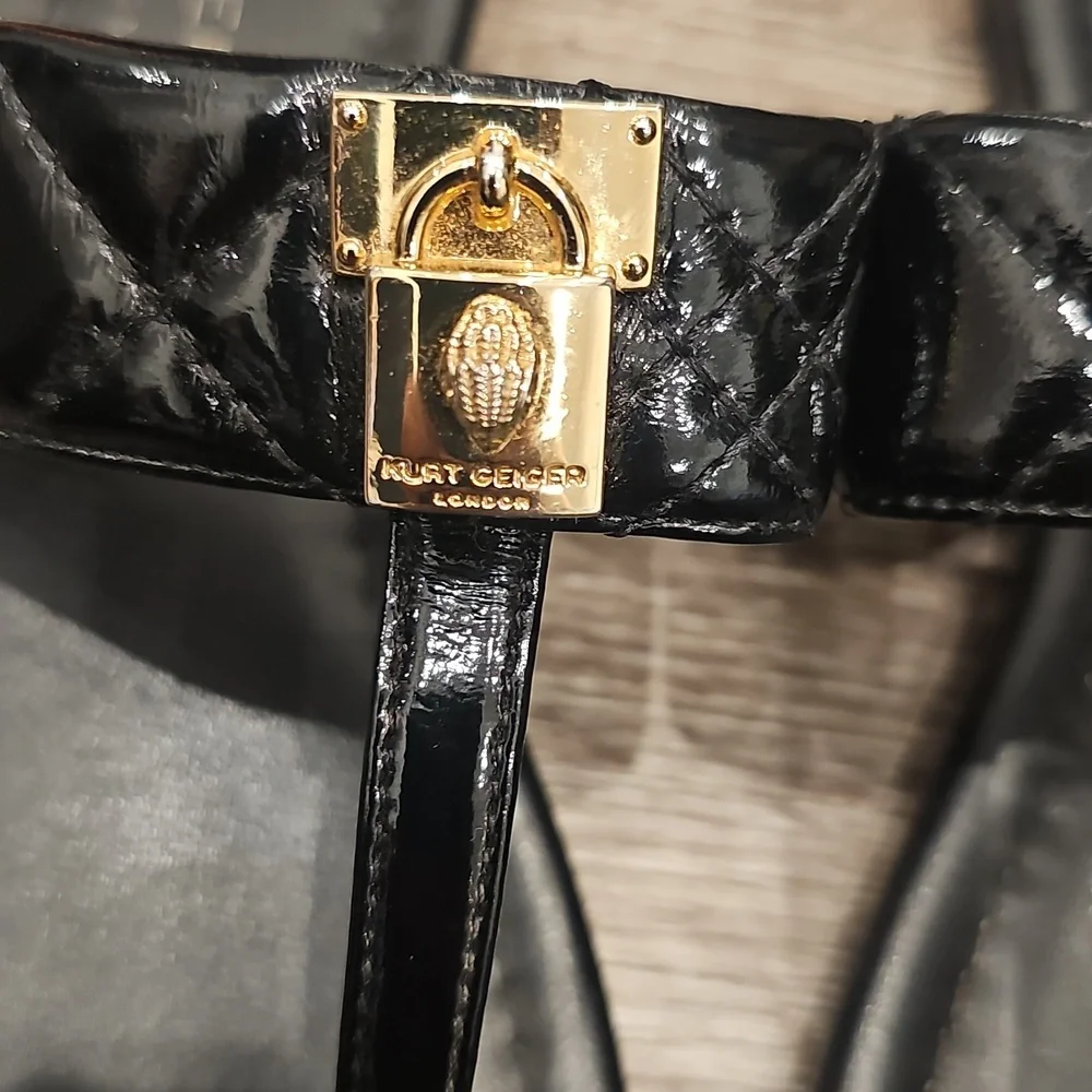 KURT GEIGER LONDON Black Thong Sandals Padlock & Quilted Strap Design Flip Flops - Picture 2 of 7